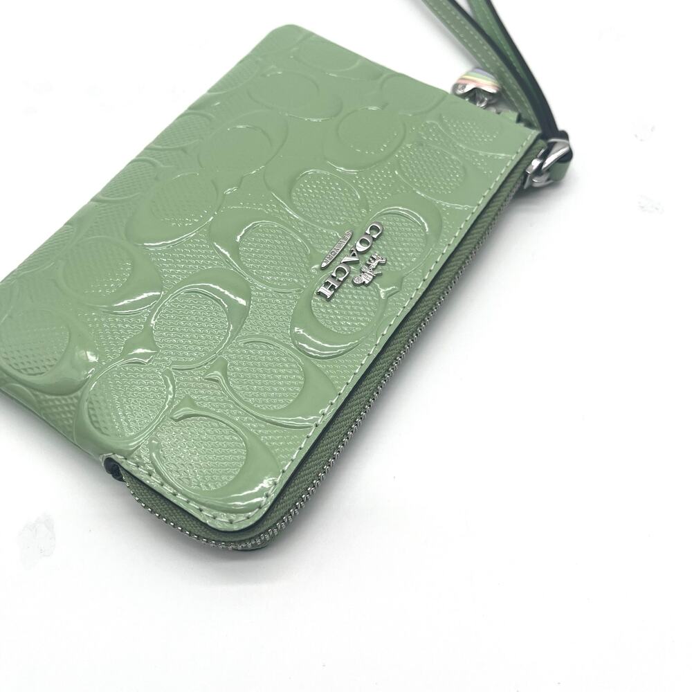 COACH NWT Pearlized Signature Patent Leather Wristlet, Rainbow Heart Charm - Picture 10 of 13